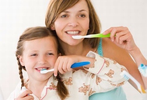 trẻ bị tay chân miệng phải làm gì