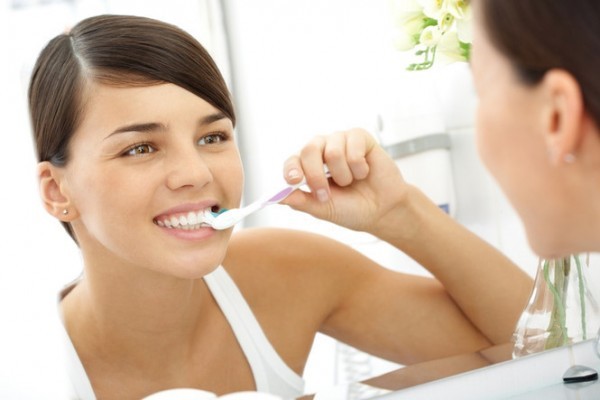 Vệ sinh răng miệng sạch sẽ trước khi ngủ là cách để hạn chế tình trạng hơi thở có mùi