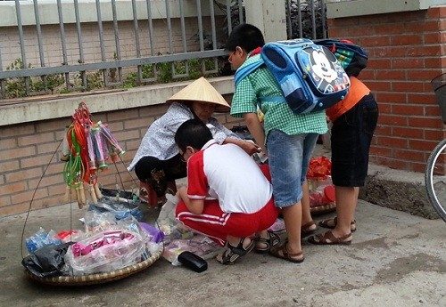 Việc ăn uống và sinh hoạt mất vệ sinh, môi trường sống không đảm bảo sạch sẽ là một nguyên nhân gây bệnh đường ruột ở trẻ em.
