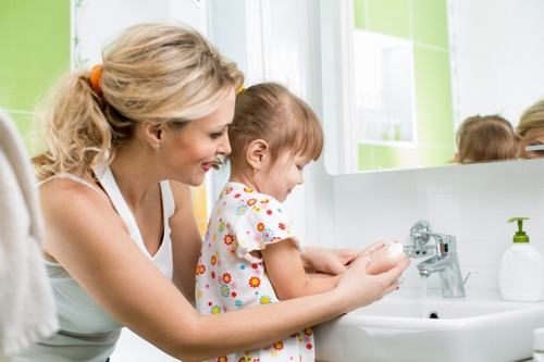 Cha mẹ cần chú ý vệ sinh tay cho trẻ sạch sẽ để phòng ngừa nguy cơ mắc các bệnh đường ruột