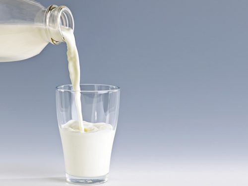 Sữa là thực phẩm cung cấp nhiều chất dinh dưỡng cho cơ thể, giúp làm bão hòa acid trong dạ dày, sữa cũng rất dễ tiêu hóa. Vì vậy sữa rất tốt cho người trào ngược dạ dày thực quản, nhưng chú ý không nên uống sữa vào lúc vừa ngủ dậy hay lúc bụng rỗng. Tốt nhất, dù người có bệnh hay không có bệnh cũng nên uống sữa vào khoảng 2h sau khi ăn. Nên uống sữa ấm, lạnh quá hoặc nóng quá đều không tốt cho bạn.