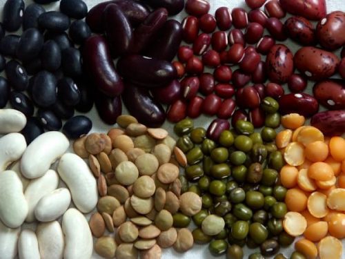 Bệnh Crohn là một trong các bệnh đường ruột khá phổ biến. Người mắc bệnh này nên tránh các loại thực phẩm có chứa nhiều hạt, chẳng hạn như dâu tây, quả mâm xôi và cà chua. Các loại hạt này thường rất tốt cho sức khỏe với nhiều protein, chất xơ, chất chống oxi hóa và vitamin E, tuy nhiên những loại thực phẩm chứa nhiều hạt có thể gây tiêu chảy nhiều hơn. Một số món ăn khác như bánh mì lúa mạch đen và bánh nướng có chứa hạt cũng nên tránh ăn.