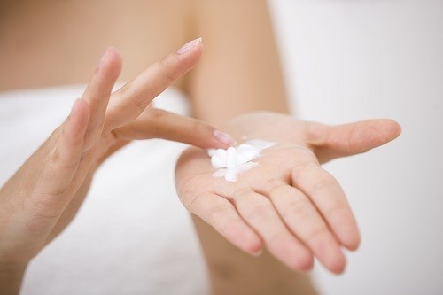  Tình trạng da khô sẽ cải thiện sau khi điều chỉnh lối sống, chẳng hạn như sử dụng kem dưỡng ẩm và tránh tắm trong nước nóng hoặc tắm quá lâu. 