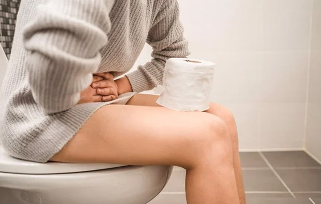 Đau bụng dưới rốn do táo bón thường đi kèm với khó khăn trong việc thải phân, phân khô hay cứng