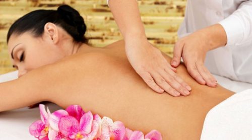 Xoa bóp 2 bên cột sống khoảng 30 phút.