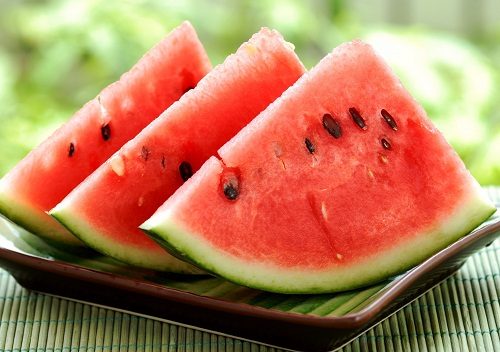 Dưa hấu không chỉ ngon mà còn tốt cho người bị trào ngược dạ dày thực quản. Người bệnh nên ăn dưa hấu, ngoài ra có thể ăn dưa gang cũng rất tốt. Chúng không chỉ dễ ăn, ngọt mát mà còn có tác dụng trung hòa lượng acid dư thừa trong dạ dày. Dưa hấu và dưa gang vừa cung cấp nguồn vitamin dồi dào cho cơ thể vừa cải thiện tình trạng ợ chua, ợ nóng. Vì vậy, khi thắc mắc trào ngược dạ dày thực quản ăn gì, đừng quên hai loại dưa nhiều nước này.
