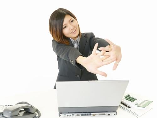 Sau mỗi 20 phút làm việc, hãy đứng lên đi lại hoặc thực hiện vài động tác khởi động Đau mỏi cổ khi ngồi với máy tính