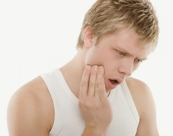 Nguyên nhân gây viêm lợi chủ yếu là do mảng bám hoặc cao răng tồn tại lâu trong miệng.