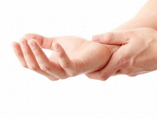 Tê tay là triệu chứng cảnh báo nhiều bệnh lý cần được phát hiện và điều trị sớm