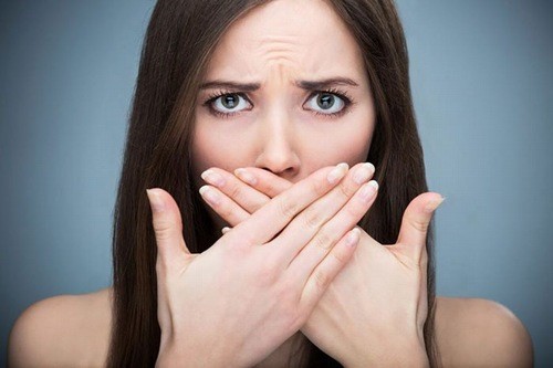Khí hư có mùi là tình trạng khiến bạn nữ mất tự tin, lo lắng về sức khỏe