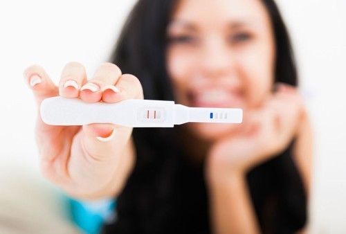 Que thử thai truyền thống sẽ xuất hiện hai vạch nếu người mẹ đang mang thai. 