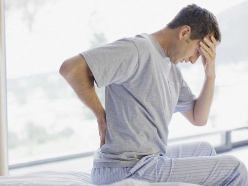 Viêm, nứt kẽ hậu môn thường do táo bón kéo dài gây nên.