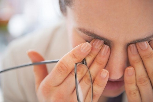 Viêm giác mạc là bệnh về mắt rất phổ biến, có thể làm giảm thị lực của người bệnh, thậm chí có thể gây mù lòa nếu không được điều trị kịp thời