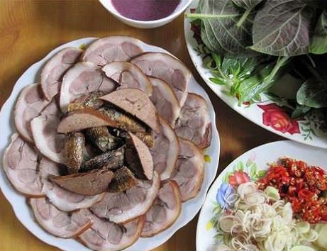 Thịt chó, thịt bò, thịt trâu, thịt dê, phủ tạng động vật... người bị viêm đại tràng nên hạn chế ăn
