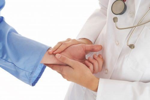 Dấu hiệu bong gân ngón tay cái & Yếu tố làm tăng nguy cơ bong gân
