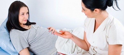 Mẹ bầu bị sốt xuất huyết cần đến bệnh viện sớm để được thăm khám và theo dõi điều trị