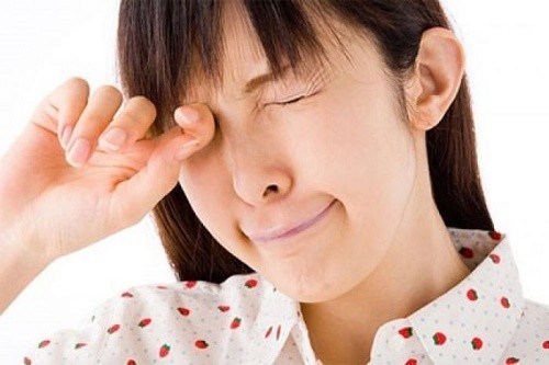 Mọi người cần tạo thói quen vệ sinh sạch sẽ cho mắt, chỉ dùng nước sạch, khăn sạch để vệ sinh mắt