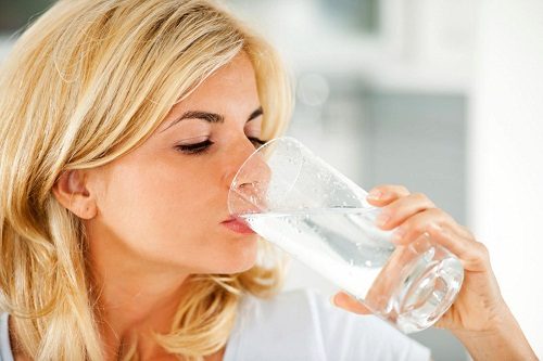 Người bệnh cũng cần chú ý uống nước đúng cách để không ảnh hưởng tới dạ dày