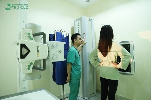 Chụp X quang ở đâu TỐT - UY TÍN - AN TOÀN nhất hiện nay 2 Người khám được mặc áo của bệnh viện trong quá trình chụp X quang