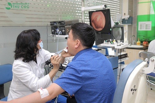 Soi họng và sinh thiết hạch sẽ giúp quan sát rõ hơn hình ảnh của amidan bị ung thư.