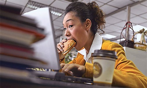 Yếu tố dinh dưỡng, chế độ ăn uống, sinh hoạt không khoa học cũng khiến chị em dễ mắc ung thư buồng trứng
