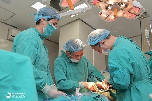 Phẫu thuật là phương pháp thường được chỉ định trong các trường hợp ung thư lưỡi giai đoạn đầu, khi khối u còn nhỏ, chưa xâm lấn