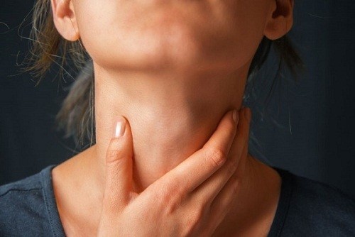 dấu hiệu cụ thể như hạch bạch huyết sưng to, đặc biệt là các hạch cổ.