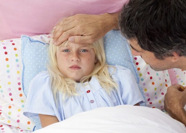 Sốt cao kéo dài là một trong những nguyên nhân gây mất nước và rối loạn điện giải.