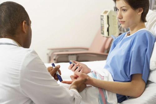 Bạn nên đến cơ sở chuyên khoa để thăm khám khi có dấu hiệu giảm tiểu cầu