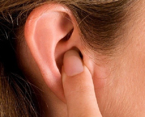 Do chấn thương nhẹ như ngoáy tai bằng vật cứng cũng là nguyên nhân gây nhọt ống tai ngoài