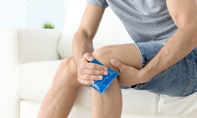 Chườm lạnh có thể giúp khớp gối bớt đau