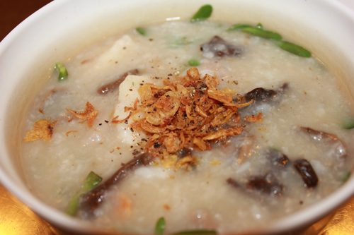 Người bị viêm trực tràng nên ăn các món ăn mềm, lỏng, dễ tiêu hóa như cháo, soup, rau củ hầm nhừ...