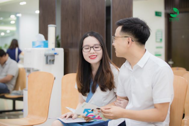 Khi có dấu hiệu thai vào tử cung quan trọng nhất là mẹ cần đặt lịch khám với bác sĩ