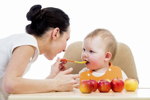 Trẻ bị tay chân miệng cần cho trẻ ăn những thức ăn như bình thường nhưng làm lỏng, mềm thậm chí có thể làm mát cho dễ ăn