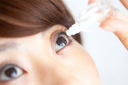 Viêm kết mạc là tình trạng viêm màng bao phủ tròng trắng của mắt và lớp sau mi mắt gây đau nhức, khó chịu, chảy nước mắt, giảm thị lực...