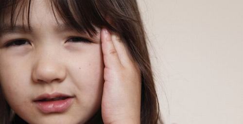 Viêm tai thanh dịch có biểu hiện lâm sàng nghèo nàn, người bệnh thường có cảm giác ù tai, có cảm giác đầy nặng tai