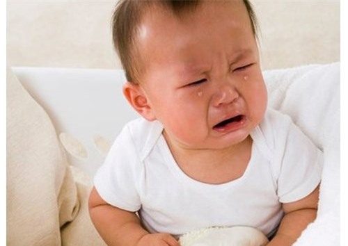 Khi bị xuất huyết dạ dày trẻ sơ sinh sẽ có biểu hiện đau bụng, sốt, đi ngoài ra máu...