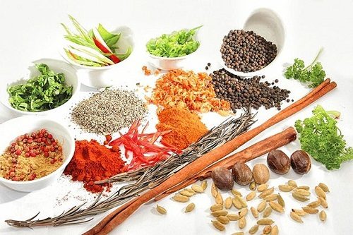 Cần tránh các thực phẩm cay nóng như tiêu, ớt... bởi chúng khiến tình trạng xuất huyết dạ dày nặng hơn