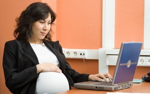 Chị em cần lựa chọn trang phục phù hợp và làm việc, nghỉ ngơi hợp lý để hỗ trợ chữa bệnh trào ngược dạ dày khi mang thai