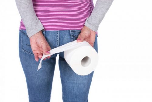 Đau rát hậu môn, đại tiện ra máu là một trong những triệu chứng của bệnh trĩ.