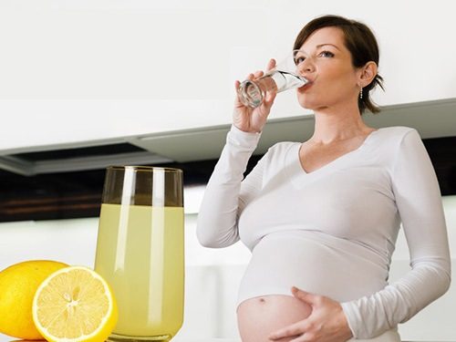 Để chữa đau thượng vị khi mang thai, chị em có thể uống nước chanh hoặc nước muối ấm