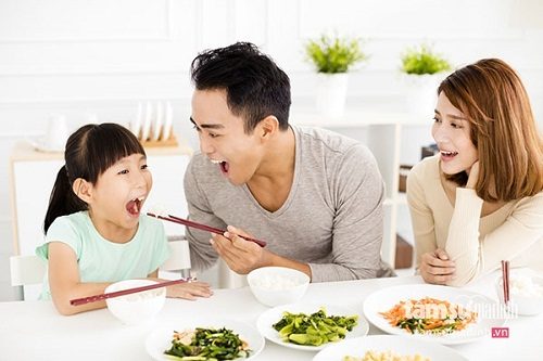 Sử dụng chung dụng cụ ăn uống như đũa, bát... cũng là con đường lây nhiễm vi khuẩn HP mà ít người biết