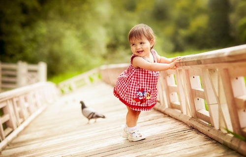 Trẻ bị loạn dưỡng cơ có thể chậm đi, dáng đi bất thường