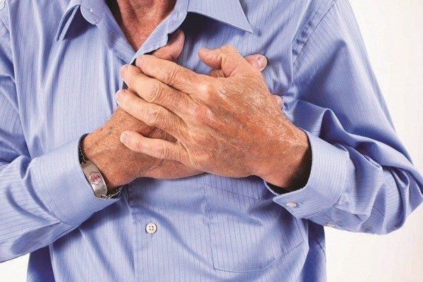 Đau tức ngực đột ngột là một trong những triệu chứng của tràn khí màng phổi.