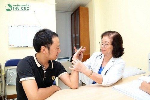 Bác sĩ thực hiện thăm khám lâm sàng viêm mỏm châm trụ, châm xoay