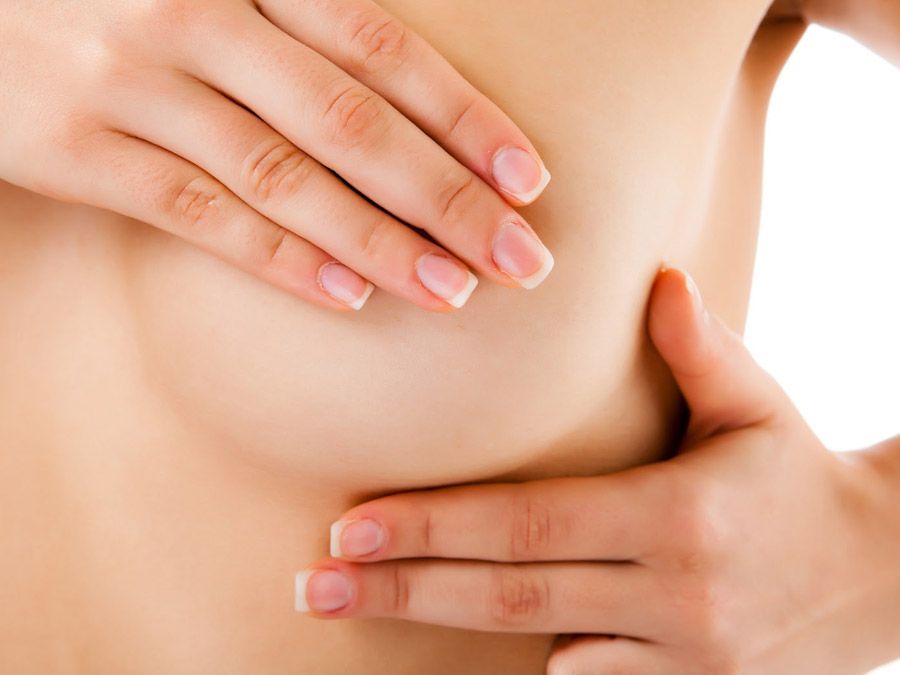 Dùng tay massage, xoa bóp nhẹ bầu vú giúp tăng khả năng kháng bệnh của vú