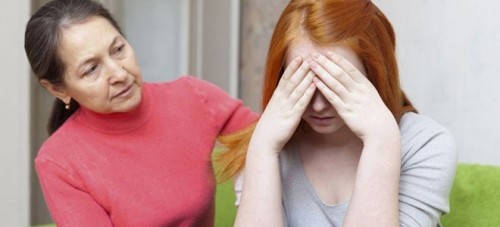 Mẹ cần có sự quan tâm đến con gái nhiều hơn, ngay lúc có những dấu hiệu bất thường, cần đi thăm khám, tìm hiểu nguyên nhân
