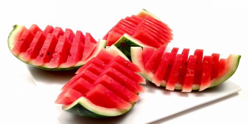 Người bị trào ngược dạ dày nên ăn dưa hấu.