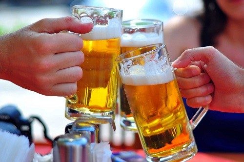 Đi tiểu nhiều sau khi uống bia là hiện tượng rất nhiều người gặp phải