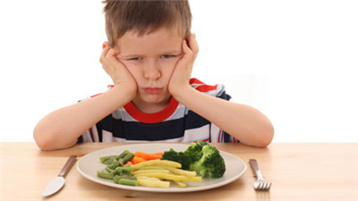 Trẻ bị ép ăn uống quá nhiều có thể bị đau dạ dày.